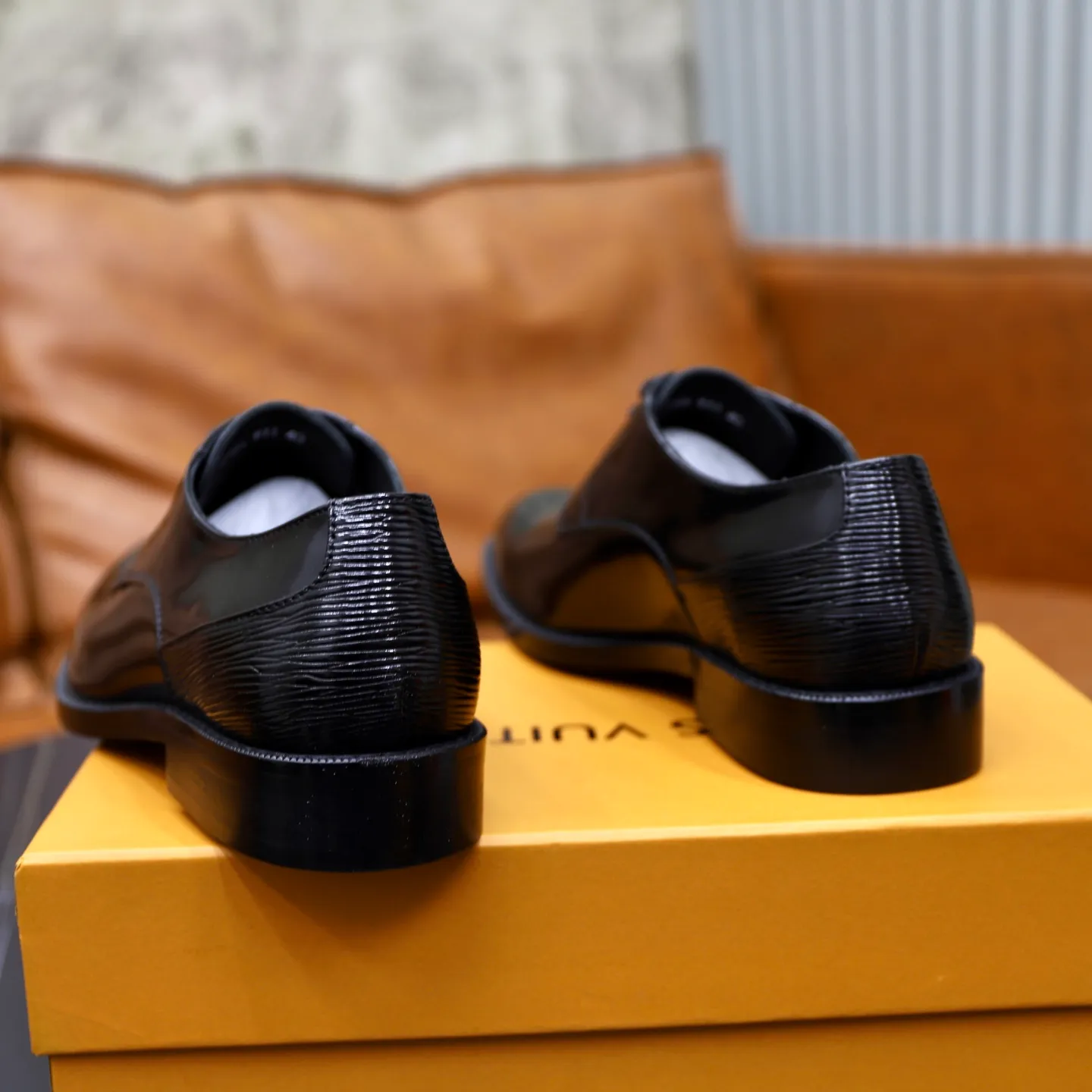 Men's shoes: 280🙅‍♂️🙅‍♂️🙅‍♂️Niuli Brand: LV Louis Vuitton Size: 39-44 (38, 45, 46 can be customized) Level: Counter classic Material: Original soft cowhide upper Comfortable cowhide lining Original lightweight outsole Style category: Formal business casual driving leather shoes Color: Color of the actual picture